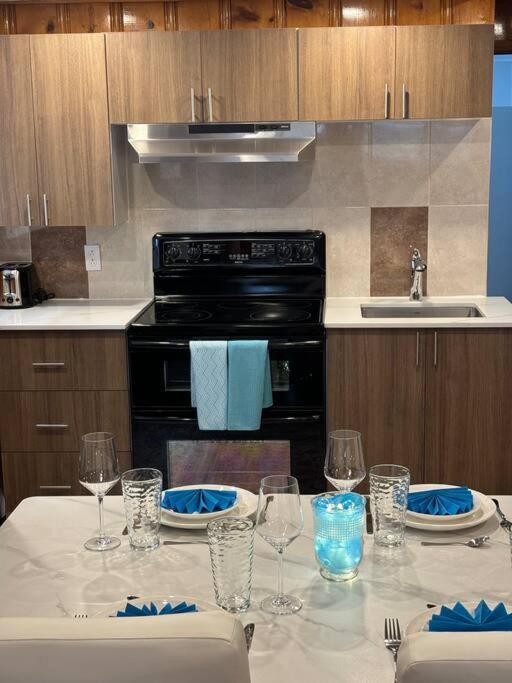 Cozy Spacious Work Friendly Lotus With Garden View High Speed Free Wi Fi And Parking Adjacent To Downtown Монреаль Экстерьер фото